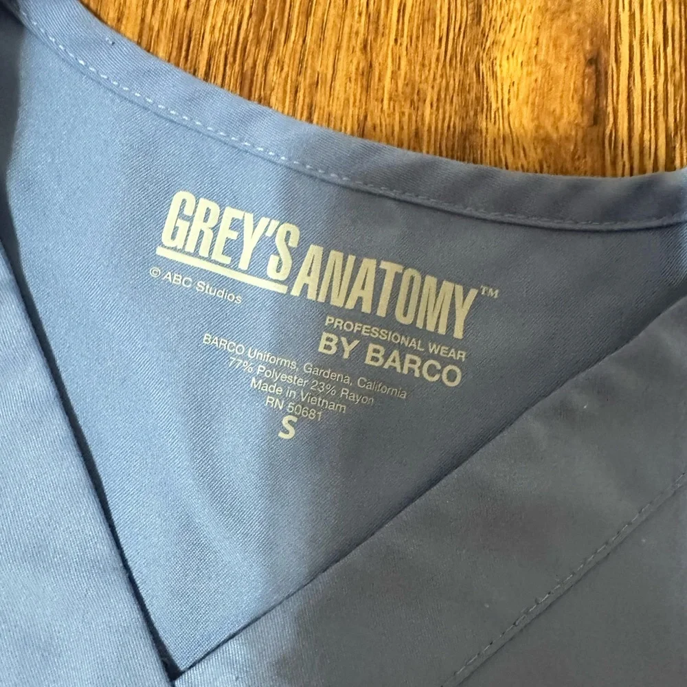 Classic Grey’s Anatomy Scrubs - Picture 5 of 11